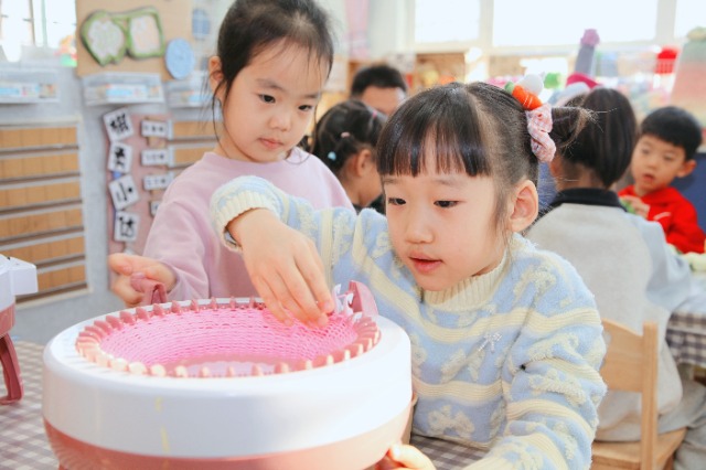 毛線傳情暖冬日 編織成長(zhǎng)伴童真