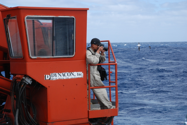 大洋一號船搭載著科考隊員在西南印度洋開展科考,作者登上船尾吊車,居高臨下記錄科考過程,遠處的海鳥時刻注視著船邊泛起的浪花,那里時常有它們愛吃的飛魚一躍而出。.jpg 大洋一號船搭載著科考隊員在西南印度洋開展科考,作者登上船尾吊車,居高臨下記錄科考過程,遠處的海鳥時刻注視著船邊泛起的浪花,那里時常有它們愛吃的飛魚一躍而出。.jpg