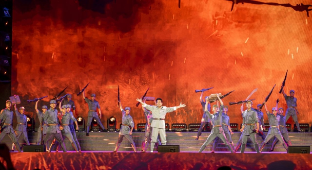 情景朗誦《在歡呼的人群中》,劉忠虎老師把舞臺當作戰場,呼喚軍魂歸來。飾演戰士的群演都是“00后”。.jpg 情景朗誦《在歡呼的人群中》,劉忠虎老師把舞臺當作戰場,呼喚軍魂歸來。飾演戰士的群演都是“00后”。.jpg