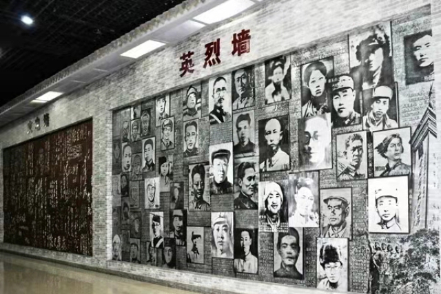 這是晉綏邊區革命紀念館的英烈墻,總導演第一次采風時被強烈震撼,一定要把這面墻還原到舞臺上,讓后人深深的緬懷和銘記。演員們到達后,一致要求先到紀念館參觀學習。.jpg 這是晉綏邊區革命紀念館的英烈墻,總導演第一次采風時被強烈震撼,一定要把這面墻還原到舞臺上,讓后人深深的緬懷和銘記。演員們到達后,一致要求先到紀念館參觀學習。.jpg