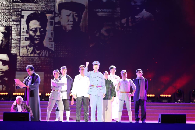 站在烈士們曾經以鮮血和生命捍衛的土地上,演員們飽含深情和感恩地再現了舞臺版的朗誦劇《呂梁英雄譜》,向先烈致敬,給后人啟迪。.jpg 站在烈士們曾經以鮮血和生命捍衛的土地上,演員們飽含深情和感恩地再現了舞臺版的朗誦劇《呂梁英雄譜》,向先烈致敬,給后人啟迪。.jpg