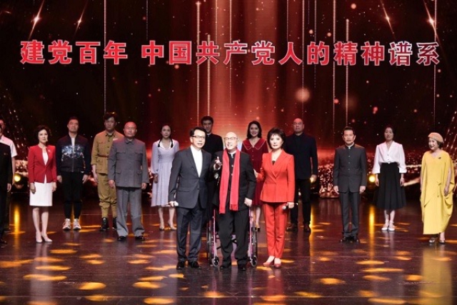 《詩意中國?紅色記憶》的壓軸節目是抗戰詩篇《我愛這土地》,但在今天賦予了新的意義,那就是共產黨人永遠的初心。.jpg 《詩意中國?紅色記憶》的壓軸節目是抗戰詩篇《我愛這土地》,但在今天賦予了新的意義,那就是共產黨人永遠的初心。.jpg