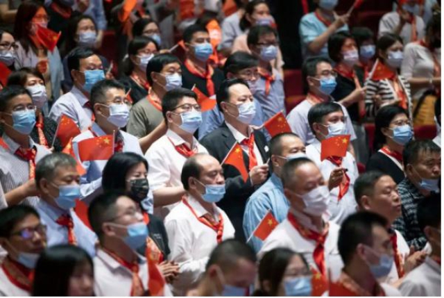 《詩意中國?紅色記憶》來到諸暨,西施大劇院座無虛席,在掌聲和淚水中演出落下帷幕,現場觀眾依依不舍。.jpg 《詩意中國?紅色記憶》來到諸暨,西施大劇院座無虛席,在掌聲和淚水中演出落下帷幕,現場觀眾依依不舍。.jpg