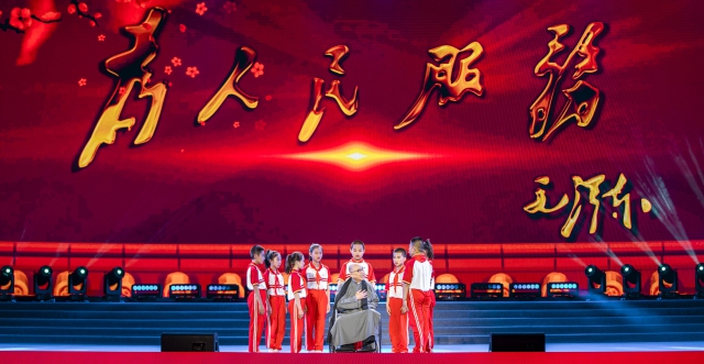 表演藝術家喬榛老師和興縣一二〇師學校的孩子們演繹《為人民服務的故事》,這個故事在短短2天內,他不知道給孩子們講了多少遍了。.jpg 表演藝術家喬榛老師和興縣一二〇師學校的孩子們演繹《為人民服務的故事》,這個故事在短短2天內,他不知道給孩子們講了多少遍了。.jpg