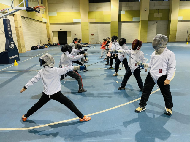 圖為江北外國語學校擊劍社團 學校供圖.png 圖為江北外國語學校擊劍社團 學校供圖.png