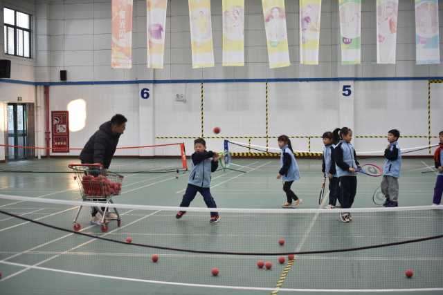 圖為江北區第二實驗小學網球社團 學校供圖.jpg 圖為江北區第二實驗小學網球社團 學校供圖.jpg