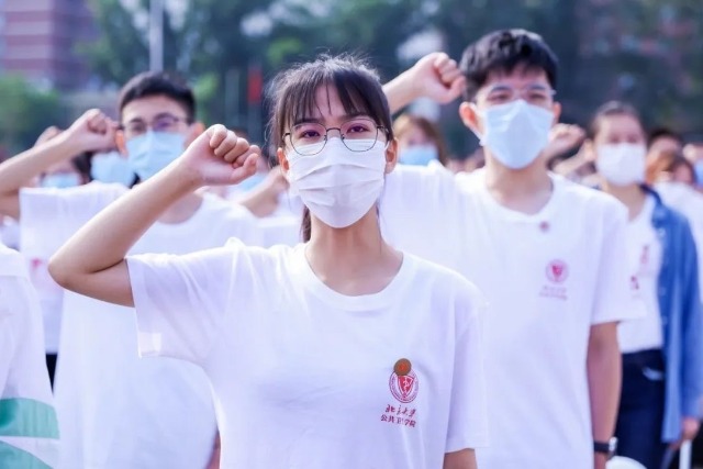 北大醫(yī)學(xué)部2022級(jí)新生宣誓醫(yī)學(xué)生誓詞。學(xué)校供圖。 .jpg