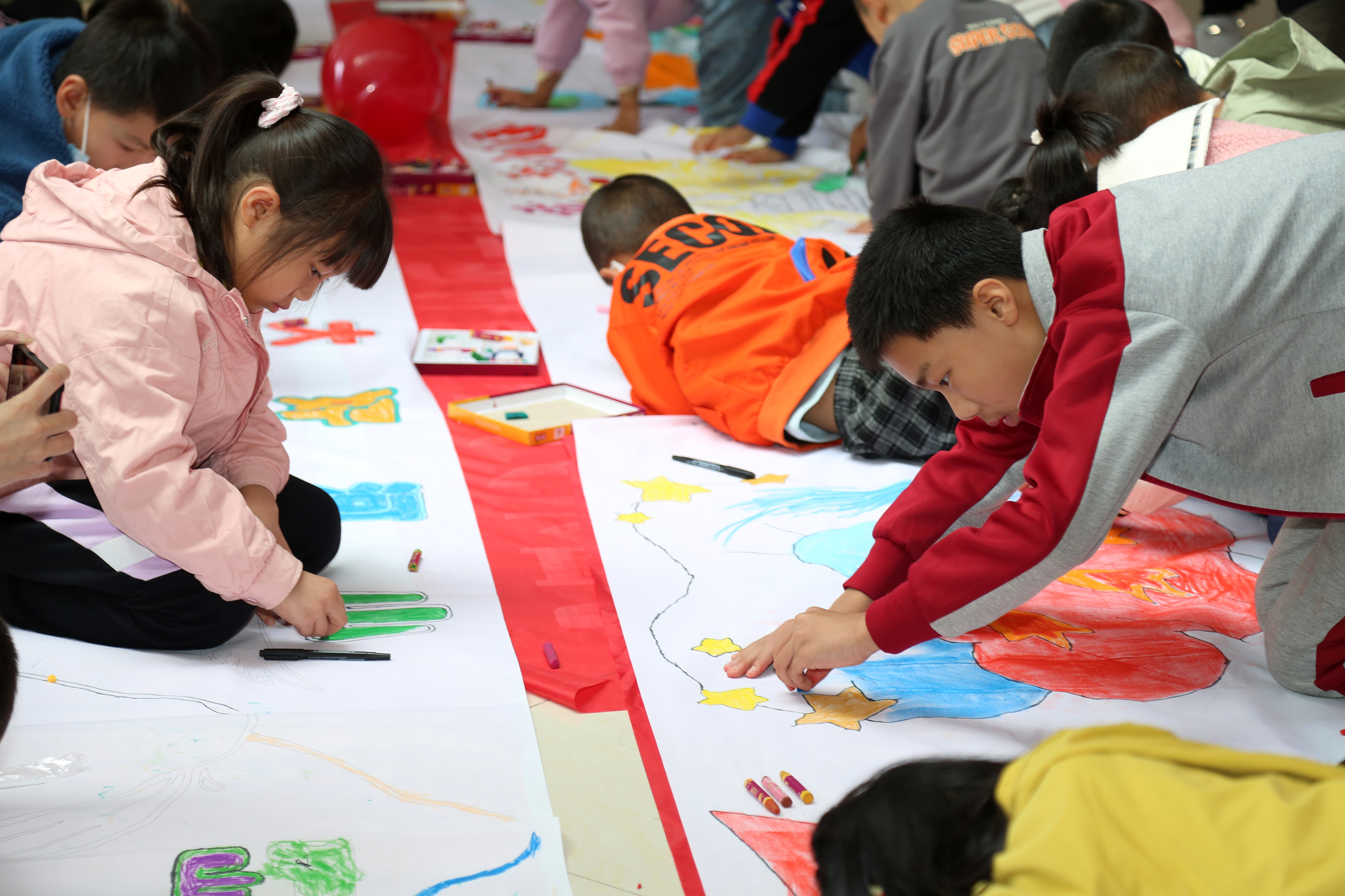 03——9月24日，小朋友在參加“童筆繪山河  畫卷迎國(guó)慶”親子主題活動(dòng)。.JPG