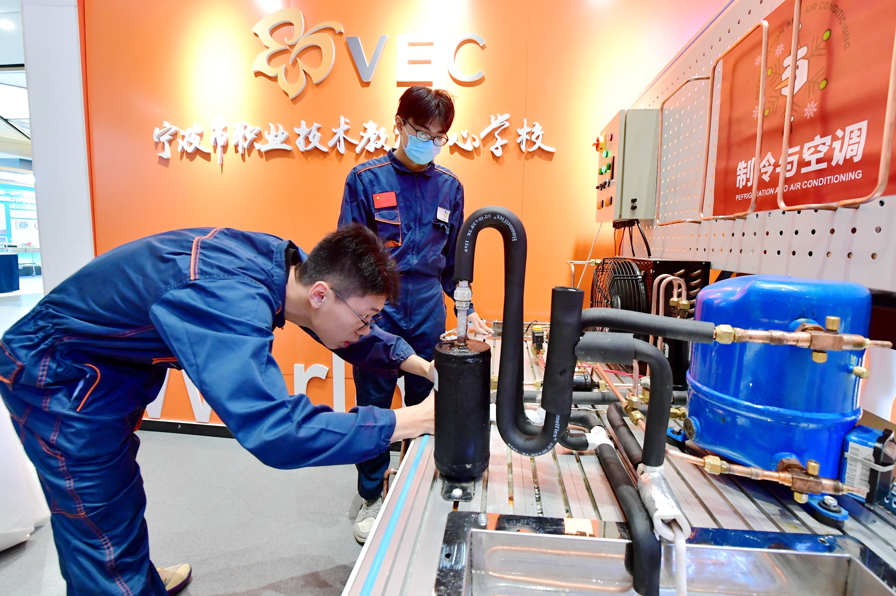 職業(yè)院校學(xué)生進行技能展示 王國海攝.jpg