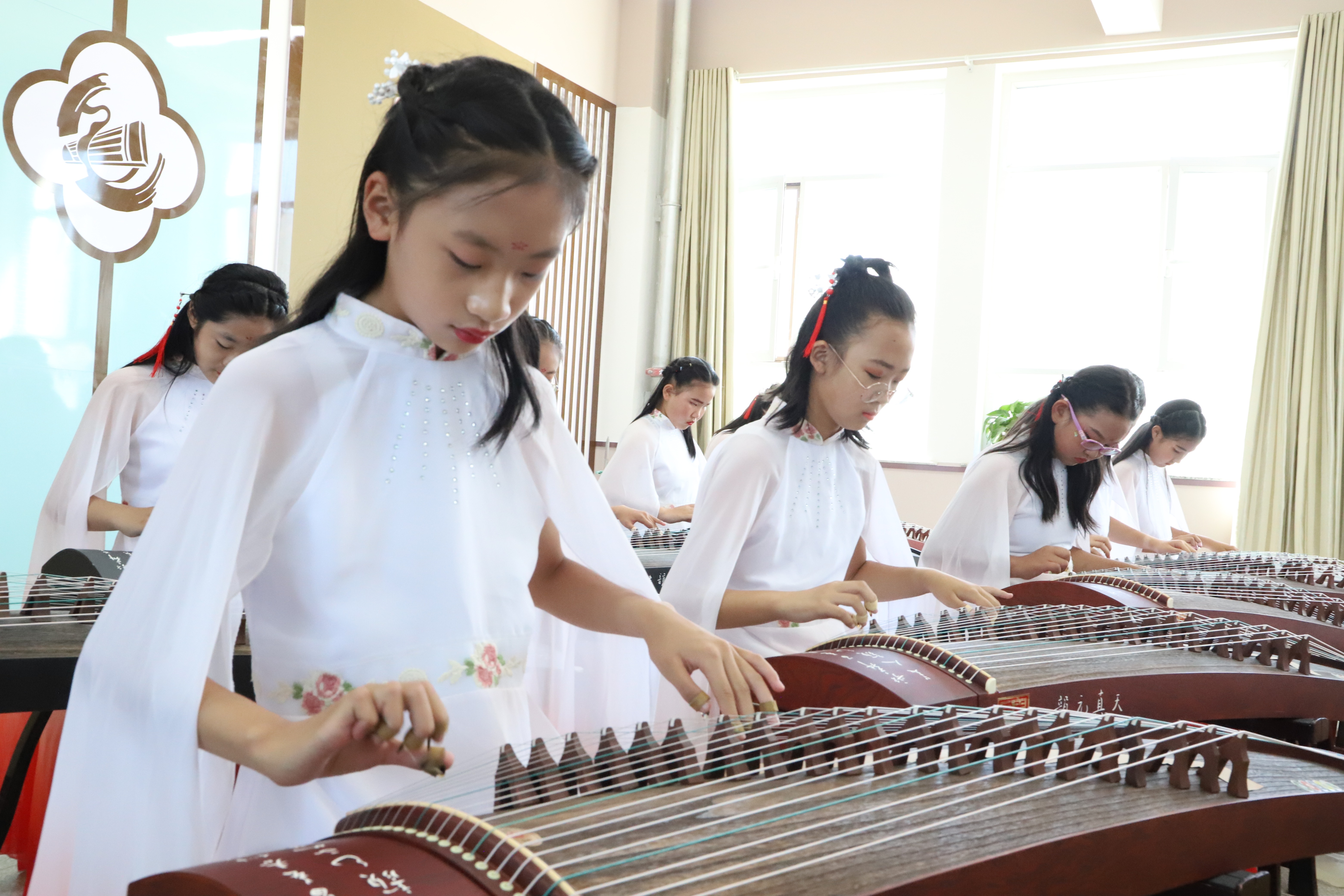 甘州區(qū)思源實(shí)驗(yàn)學(xué)校社團(tuán)活動(dòng)中，孩子們練習(xí)古箏。（張儒泰 攝）.jpg