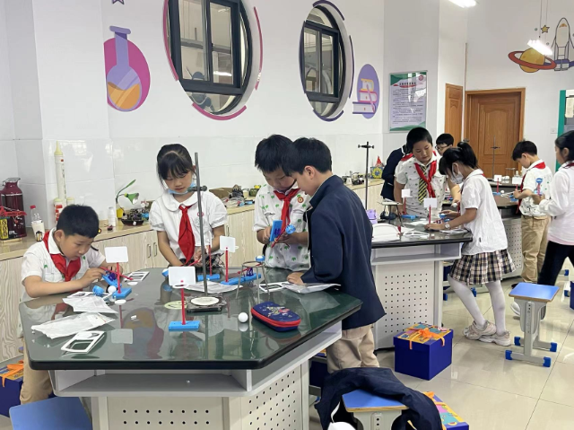 同學(xué)們?cè)趧?dòng)手實(shí)踐中學(xué)習(xí)科學(xué)知識(shí) 學(xué)校供圖.png 同學(xué)們?cè)趧?dòng)手實(shí)踐中學(xué)習(xí)科學(xué)知識(shí) 學(xué)校供圖.png