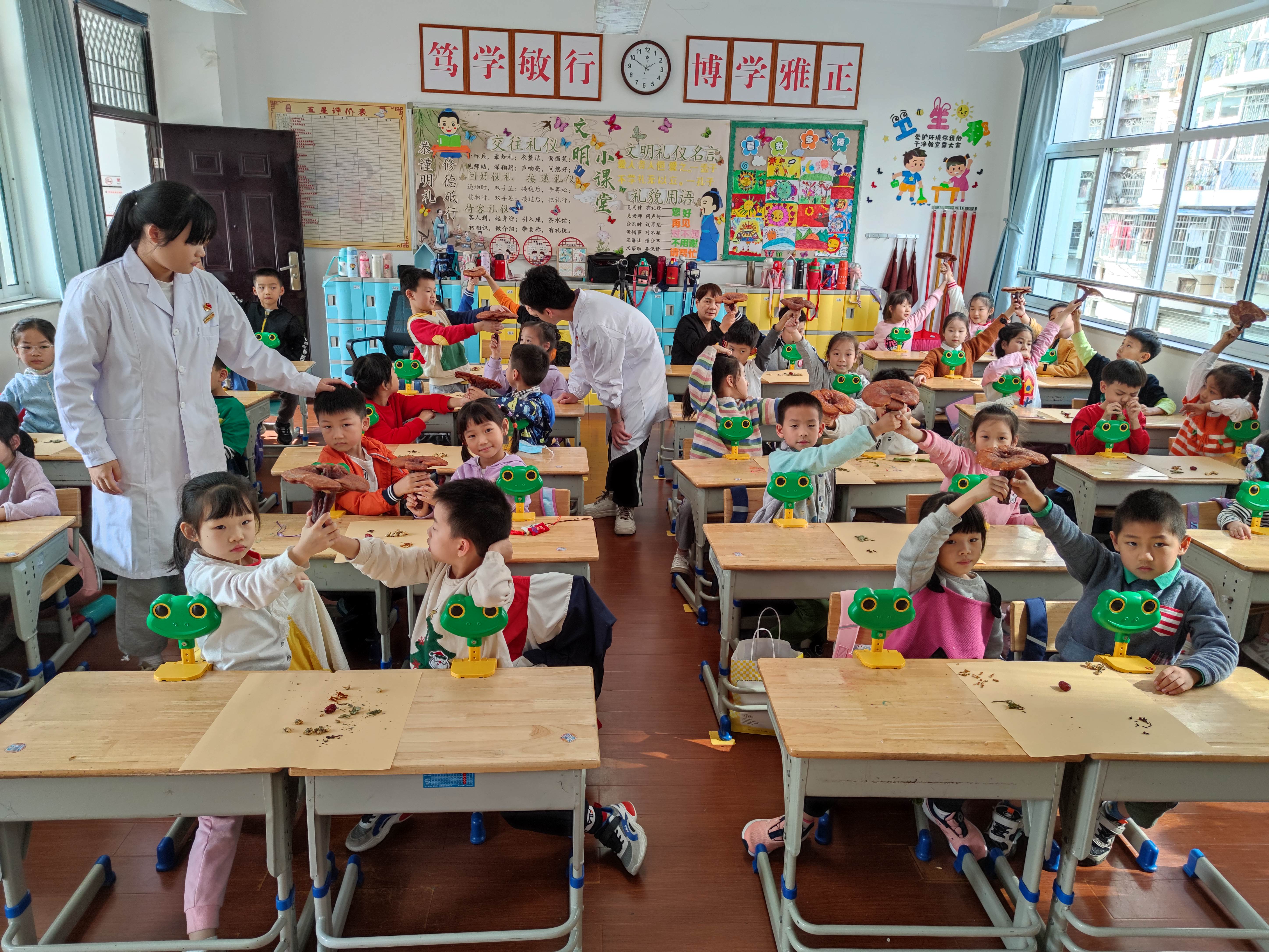 中草藥進(jìn)課堂活動現(xiàn)場 尤偉靜攝.png