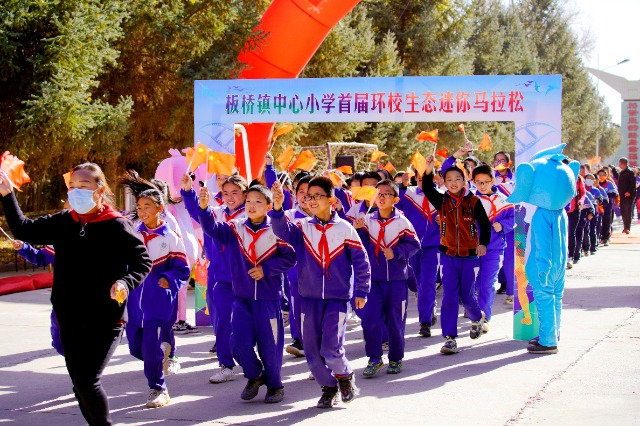 02 環(huán)校生態(tài)迷你馬拉松點燃冬日運動激情.JPG 02 環(huán)校生態(tài)迷你馬拉松點燃冬日運動激情.JPG