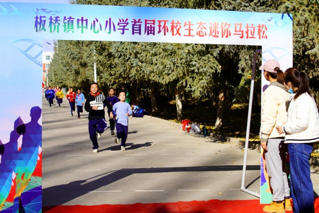 03 環(huán)校生態(tài)迷你馬拉松點燃冬日運動激情.jpg 03 環(huán)校生態(tài)迷你馬拉松點燃冬日運動激情.jpg