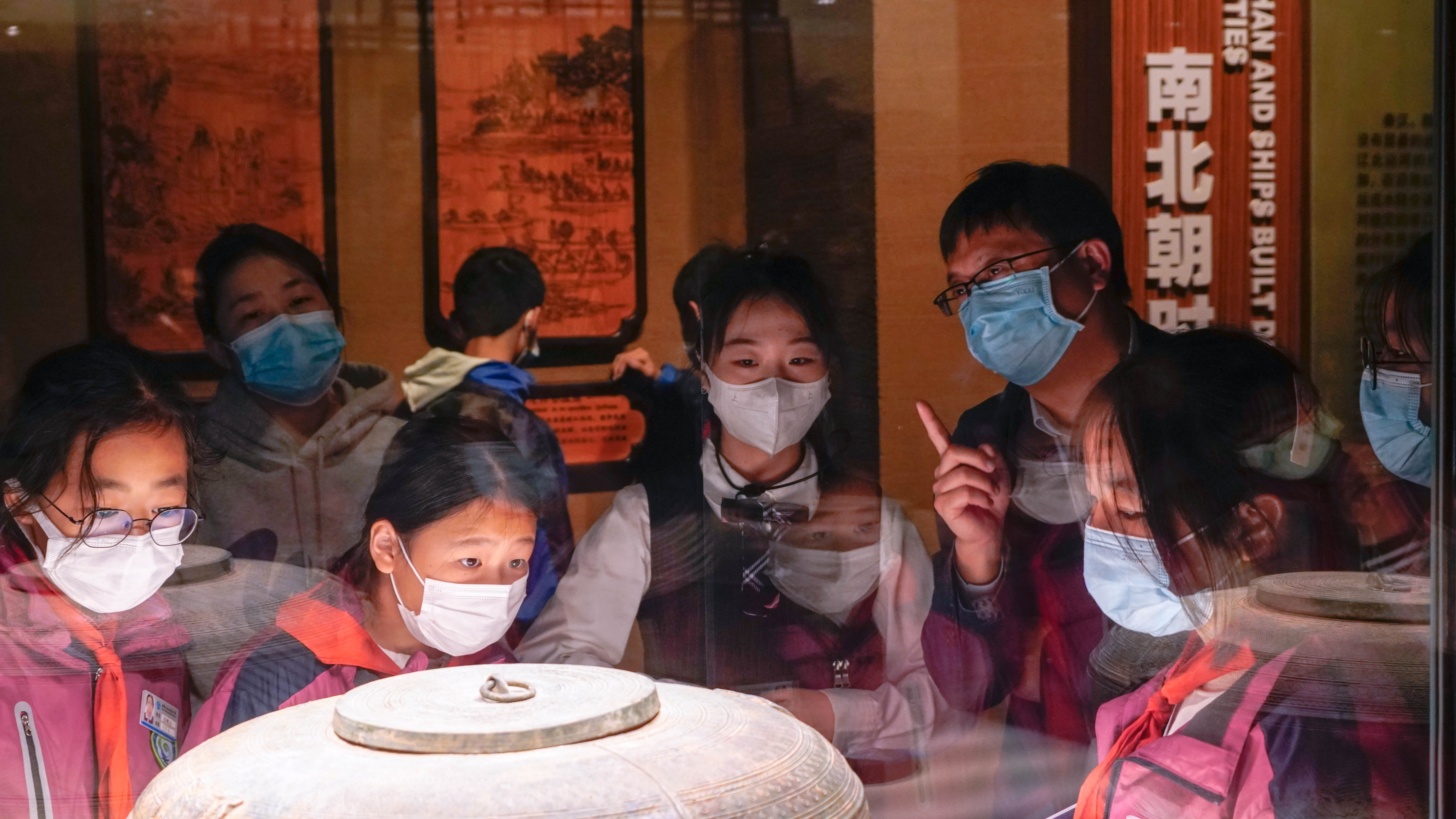 大、中學生在中國港口博物館參觀 學校供圖.jpg