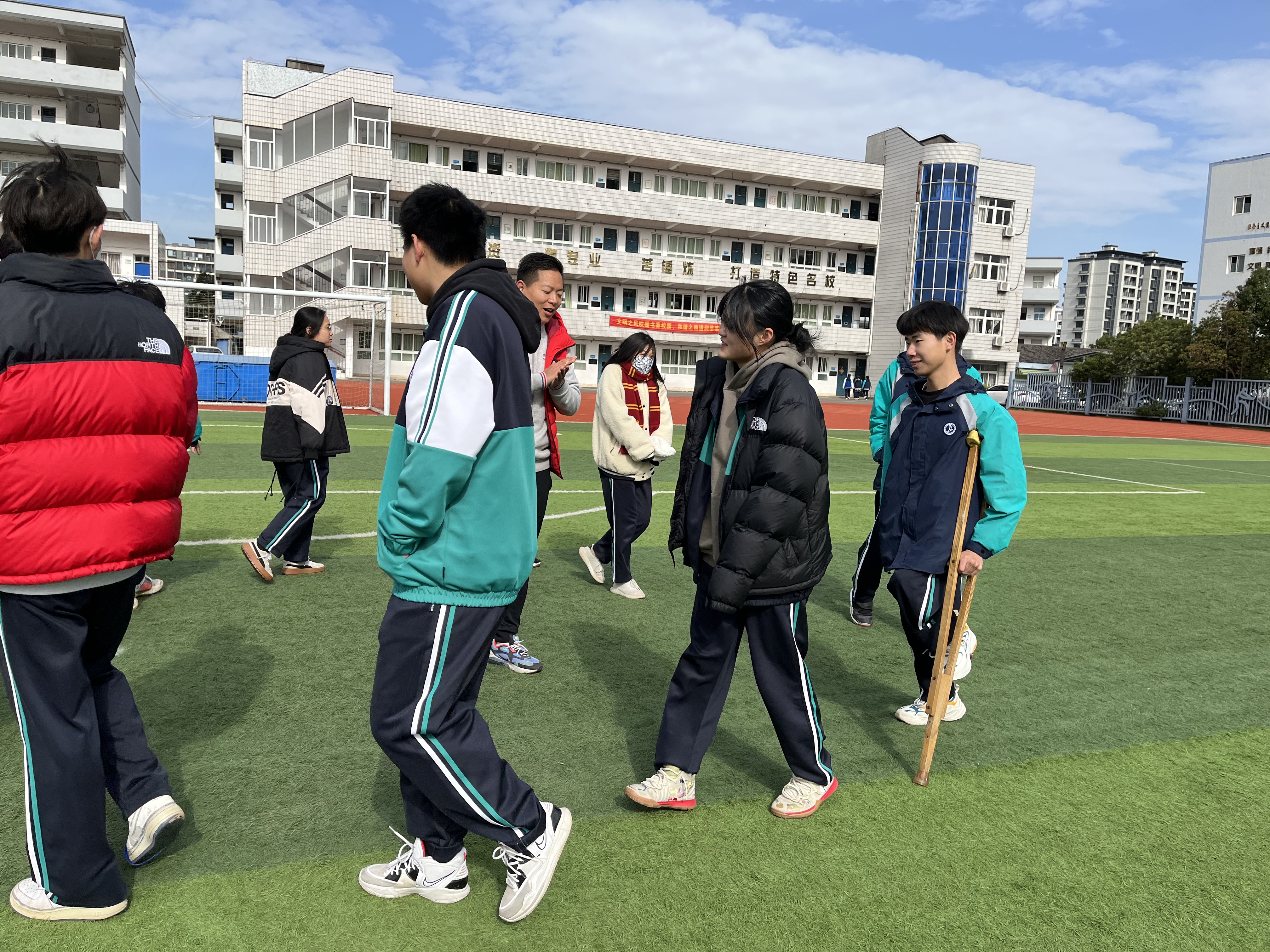 董林和同學們一起上體育課 學校供圖.jpg