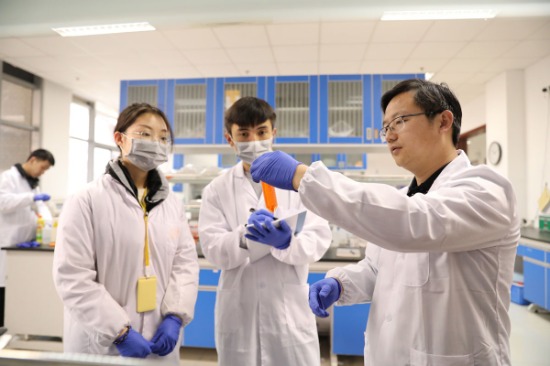 蘇州大學放射醫學與輻射防護國家重點實驗室學生在開展實驗.jpg 蘇州大學放射醫學與輻射防護國家重點實驗室學生在開展實驗.jpg