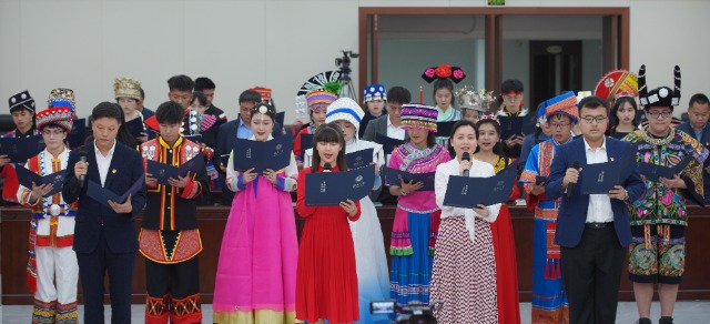 48名師生代表集體朗誦詩歌《我在一顆石榴里看見了我的祖國》.JPG 48名師生代表集體朗誦詩歌《我在一顆石榴里看見了我的祖國》.JPG