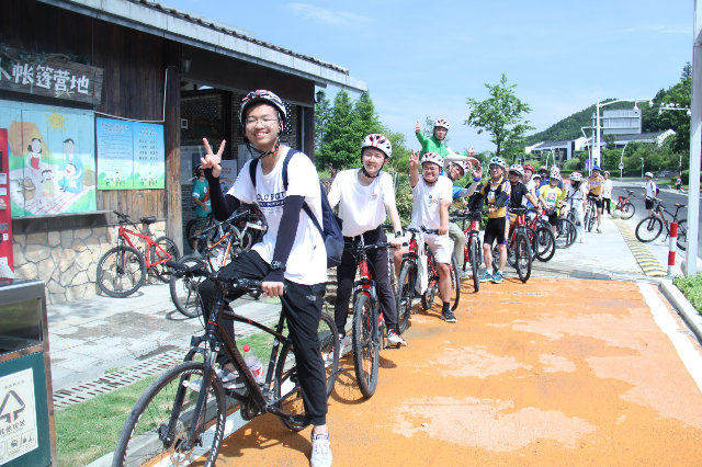 鎮(zhèn)海中學(xué)“近·默”項(xiàng)目組開展“心近你我,共迎亞運(yùn)”騎行活動(dòng) 學(xué)校供圖.png 鎮(zhèn)海中學(xué)“近·默”項(xiàng)目組開展“心近你我,共迎亞運(yùn)”騎行活動(dòng) 學(xué)校供圖.png