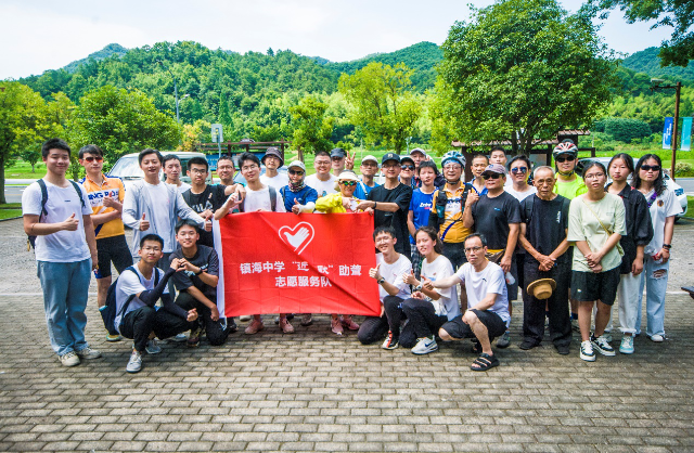 鎮(zhèn)海中學(xué)“近·默”助聾志愿服務(wù)隊(duì)合影 學(xué)校供圖.png 鎮(zhèn)海中學(xué)“近·默”助聾志愿服務(wù)隊(duì)合影 學(xué)校供圖.png
