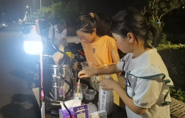 學生李佳慧、鄔嘉銣出攤賣木蓮凍 學校供圖.jpg