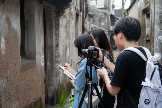 寧波大學“拾古彌新”鄉村古建筑守護者小分隊走進寧波市莊市老街，用畫筆攝影記錄古建筑風貌 學校供圖.jpg