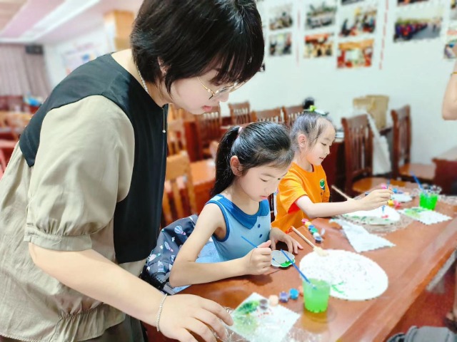 北侖區(qū)教師在社區(qū)假日學(xué)校指導(dǎo)學(xué)生畫(huà)畫(huà) 北侖區(qū)教育局供圖.jpg