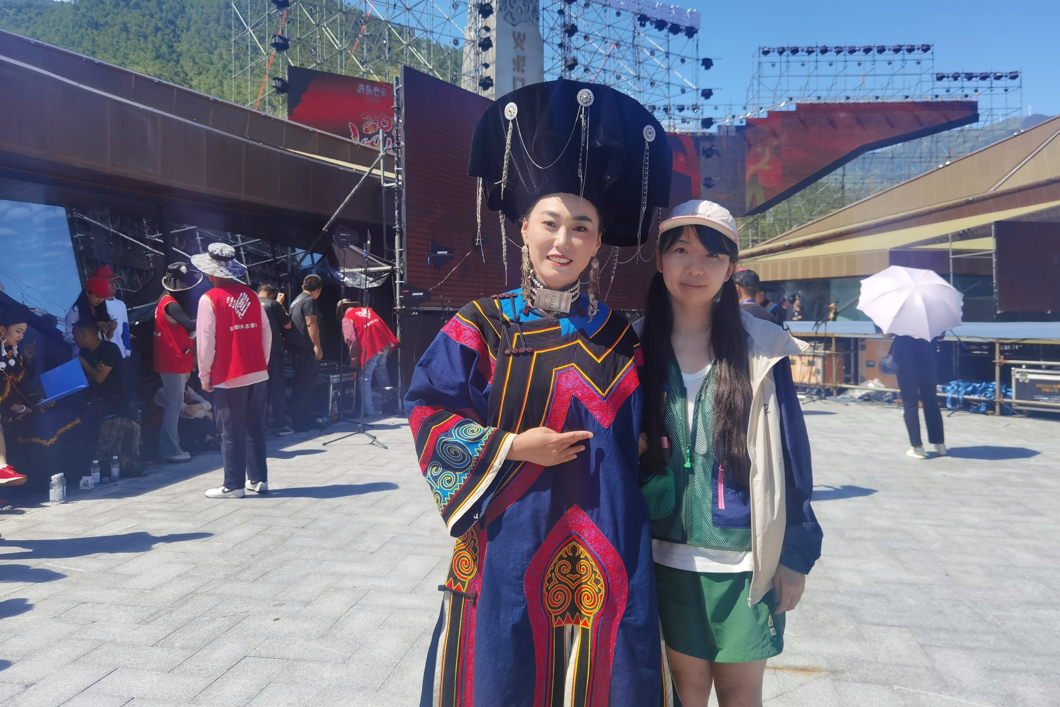 寧波工程學院人文與藝術學院副教授杜瑩和“果果書記”劉超在火把節現場合影 學校供圖.jpg