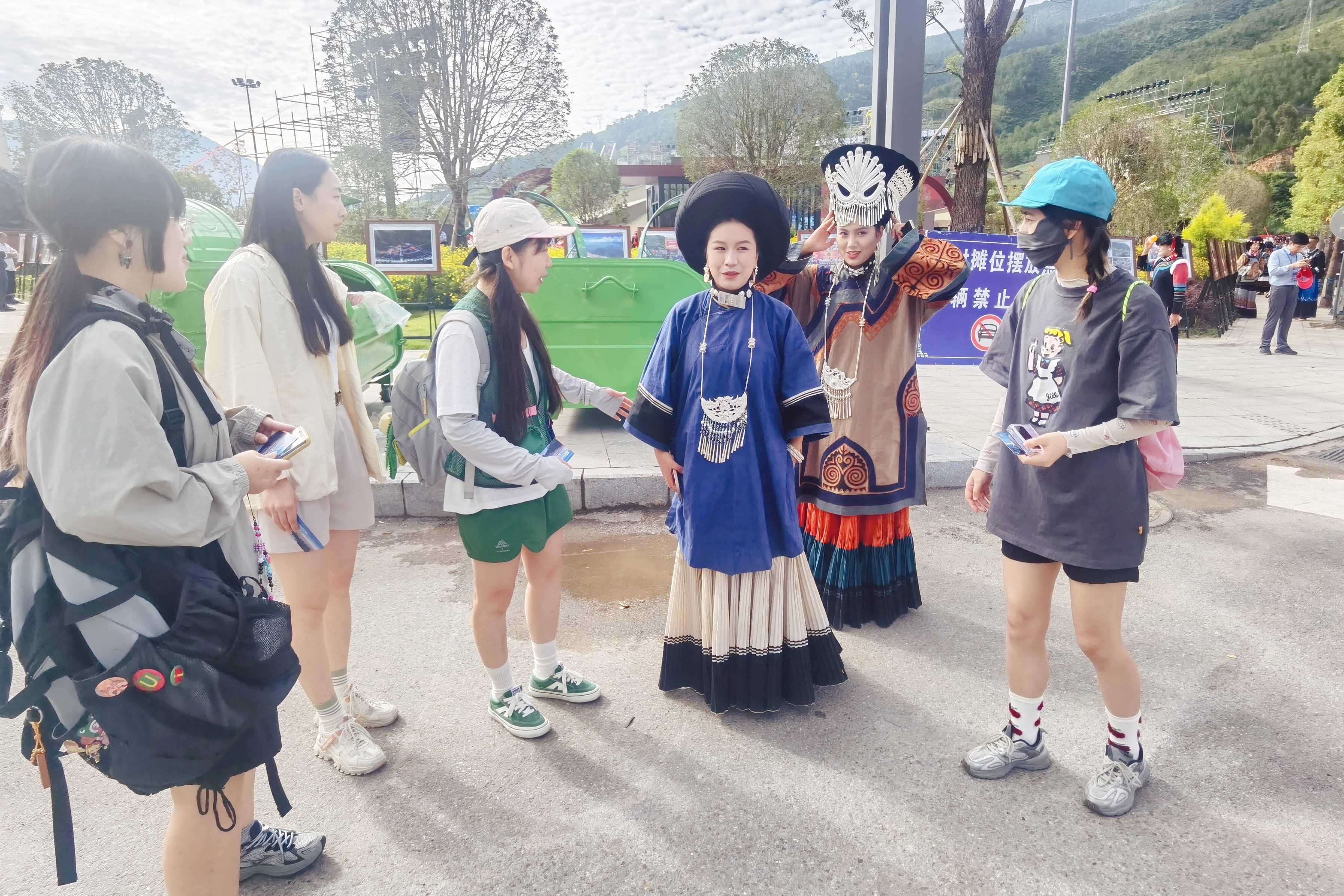 寧波工程學院社會實踐團隊成員向當地人請教服飾紋樣及銀飾制作工藝 學校供圖.jpg