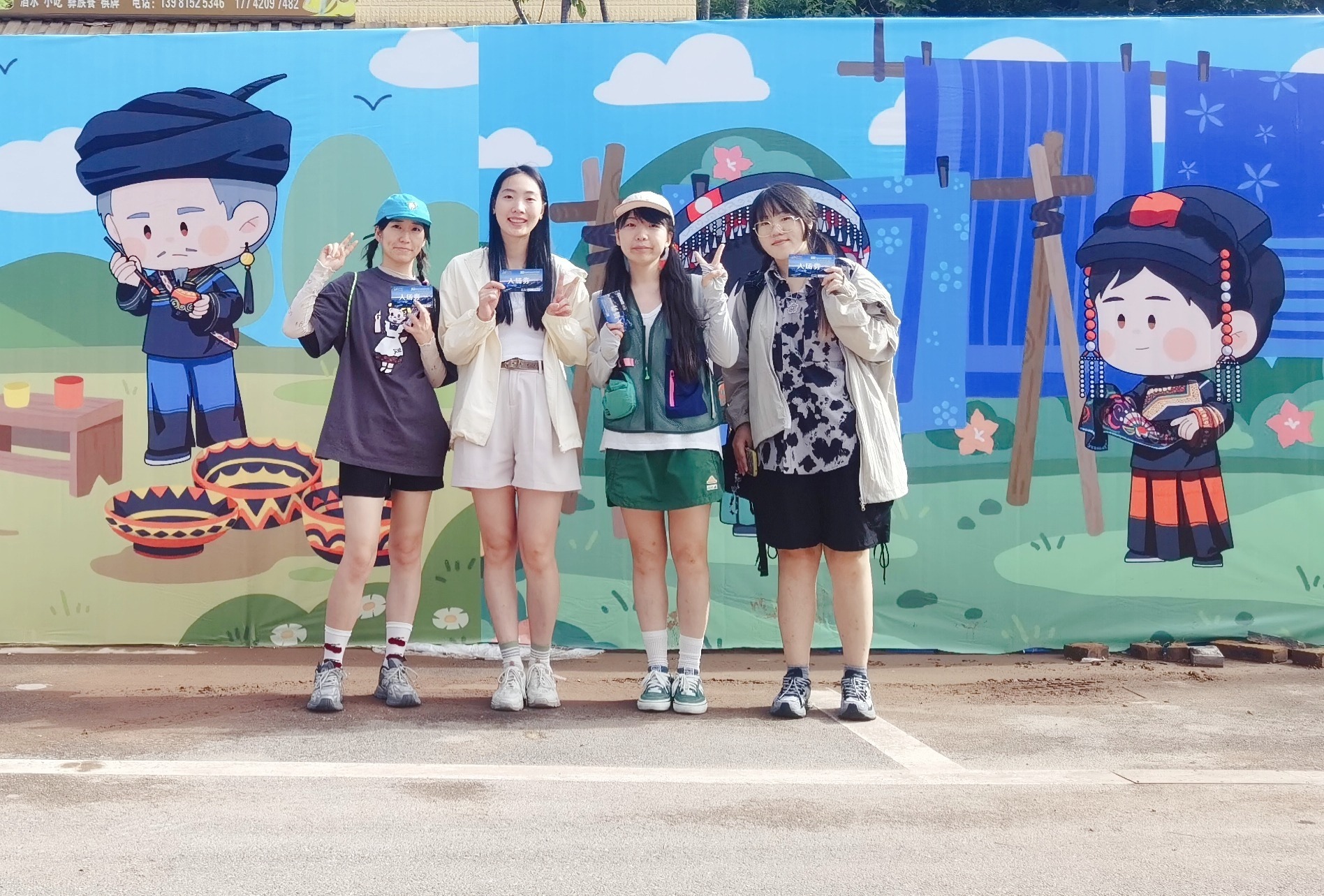 寧波工程學院社會實踐團隊成員在火把節現場與所創作的喜德IP形象合影   學校供圖.jpg