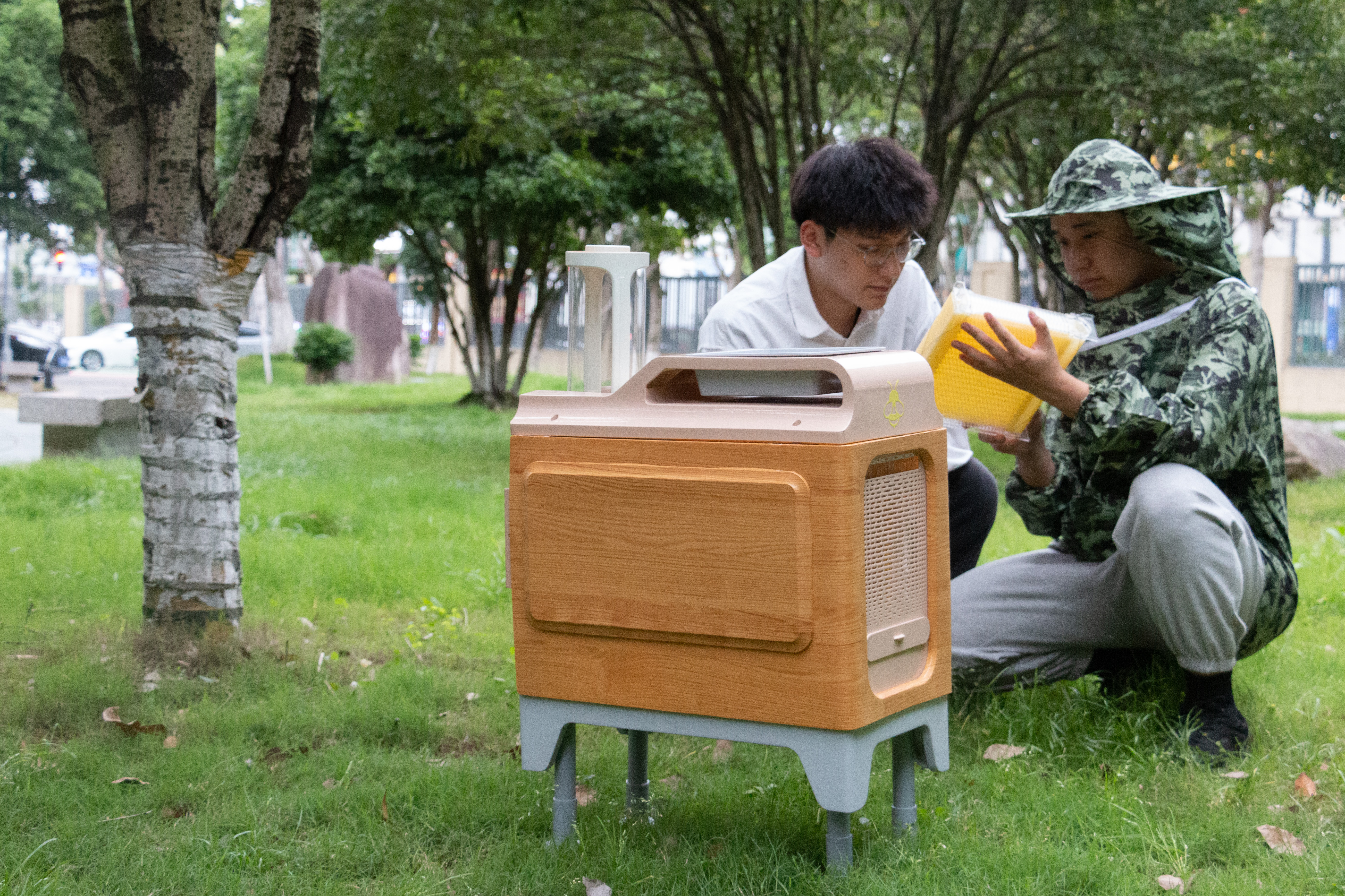 寧波財(cái)經(jīng)學(xué)院溯本求源暑期社會實(shí)踐團(tuán)成員在測試“智能蜂巢” 學(xué)校供圖.jpg