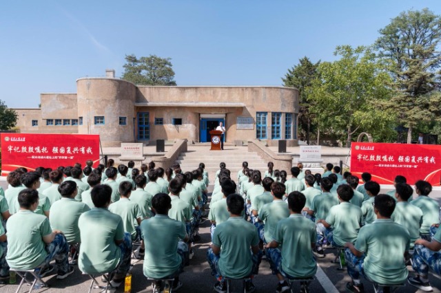 遼寧工業(yè)大學(xué)新生在配水池戰(zhàn)斗遺址上“開(kāi)學(xué)第一課)(攝影:李剛 何嘉偉)”.jpg 遼寧工業(yè)大學(xué)新生在配水池戰(zhàn)斗遺址上“開(kāi)學(xué)第一課)(攝影:李剛 何嘉偉)”.jpg