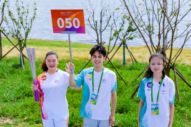 寧波職業技術學院學生志愿者護航亞運火炬傳遞 學校供圖.jpg