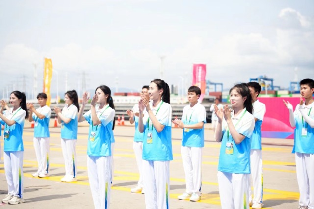 寧波職業技術學院學生志愿者為寧波站亞運會火炬傳遞提供志愿服務 學校供圖 (2).jpg