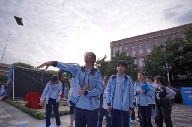 寧波經(jīng)貿學校學生在體驗生涯嘉年華活動 學校供圖1.jpg