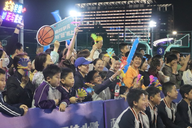 市民為北侖區(qū)中小學(xué)生籃球超級(jí)聯(lián)賽吶喊助威 北侖區(qū)教育局供圖.jpg 市民為北侖區(qū)中小學(xué)生籃球超級(jí)聯(lián)賽吶喊助威 北侖區(qū)教育局供圖.jpg