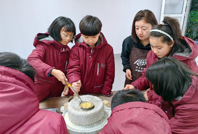 學生們在勞動課“期末考試”中磨豆漿   攝影 高望.jpg