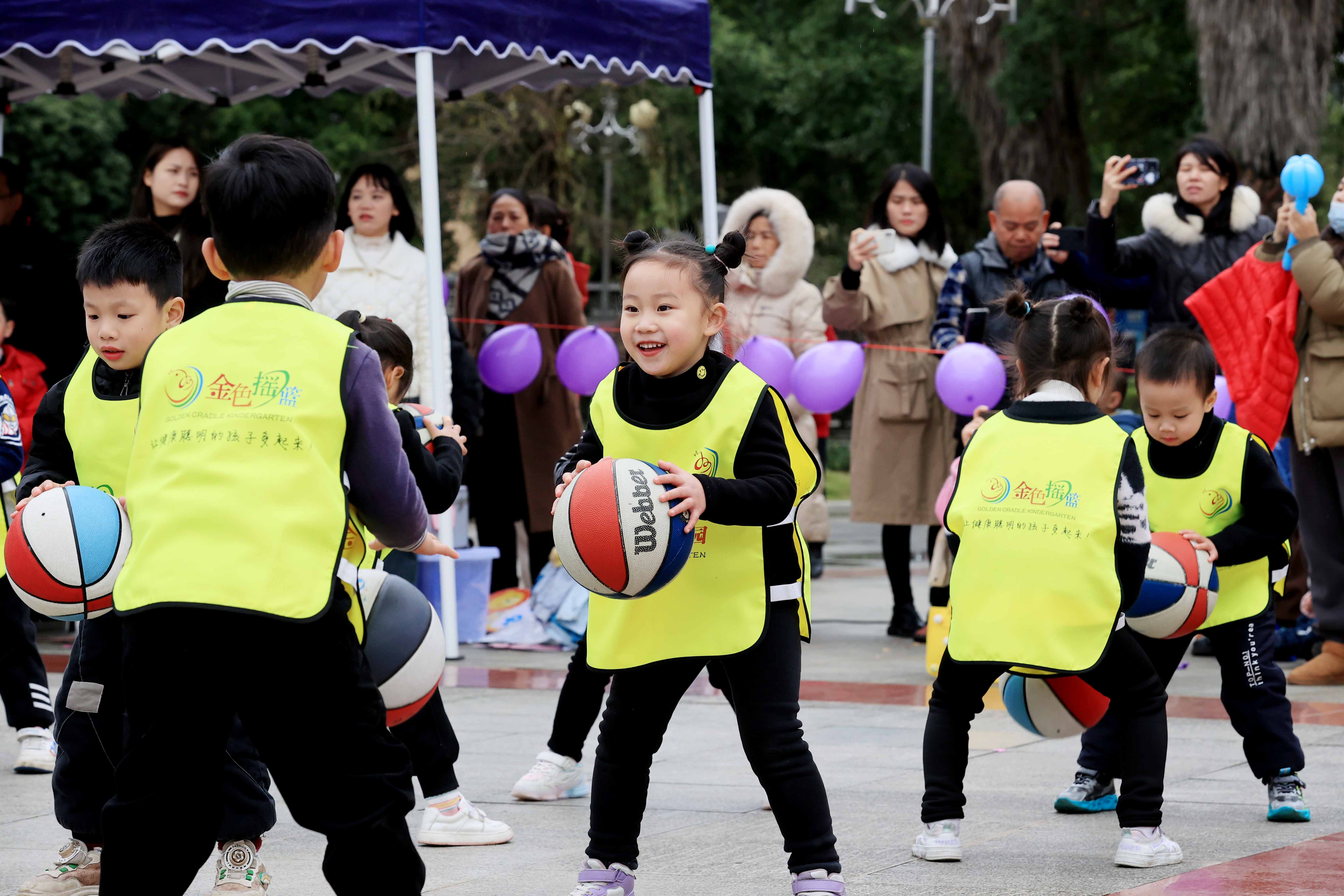 圖9：1月20日，在廣西柳州市融安縣長安廣場，小朋友在寒冬里展示籃球操。（譚凱興 攝）.JPG