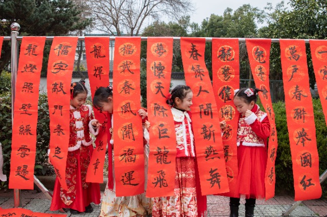 慈溪學子展示寫好的春聯 慈溪市教育局供圖.jpg