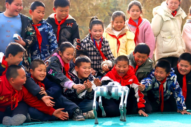 01 學(xué)生在觀看機(jī)器狗表演 攝影 沈貝.jpg 01 學(xué)生在觀看機(jī)器狗表演 攝影 沈貝.jpg