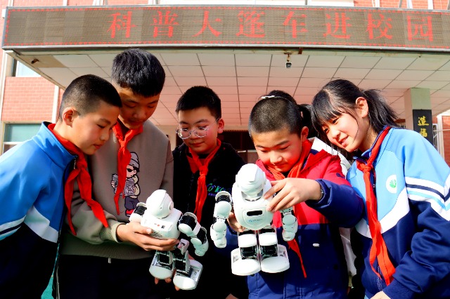 03 學(xué)生在觀察機(jī)器人構(gòu)造 攝影 沈貝.jpg 03 學(xué)生在觀察機(jī)器人構(gòu)造 攝影 沈貝.jpg