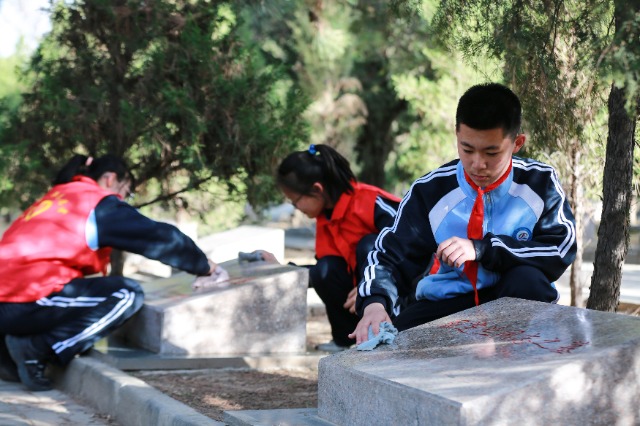 03——3月29日,甘肅省平涼市第四中學學生在平涼市烈士陵園擦拭烈士墓碑。.JPG 03——3月29日,甘肅省平涼市第四中學學生在平涼市烈士陵園擦拭烈士墓碑。.JPG