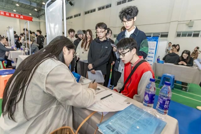 寧波專精特新企業高校畢業生專場招聘會現場 學校供圖.jpg