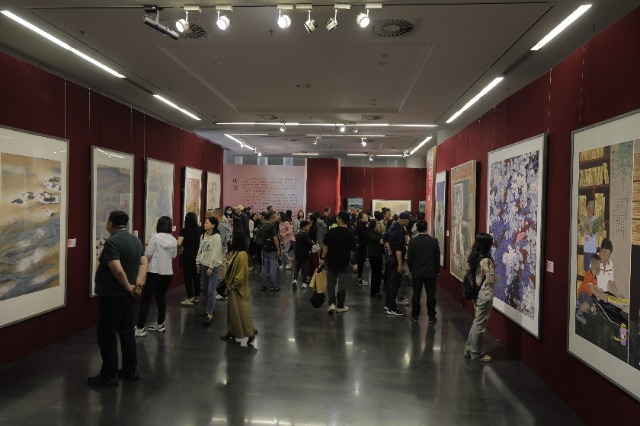 參觀者駐足欣賞中小學(xué)美術(shù)教師作品。活動(dòng)方供圖 .jpg