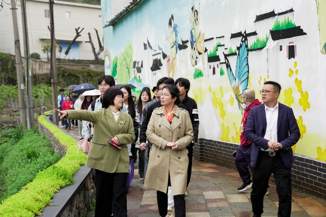 寧波城市職業技術學院校長沈萍帶著大學生訪企拓崗 學校供圖.jpg