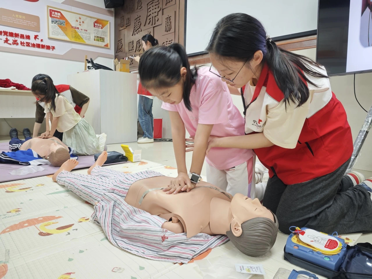 寧波衛生職業技術學院守護生命應急救護志愿服務隊進社區現場教學急救知識 學校供圖.JPG