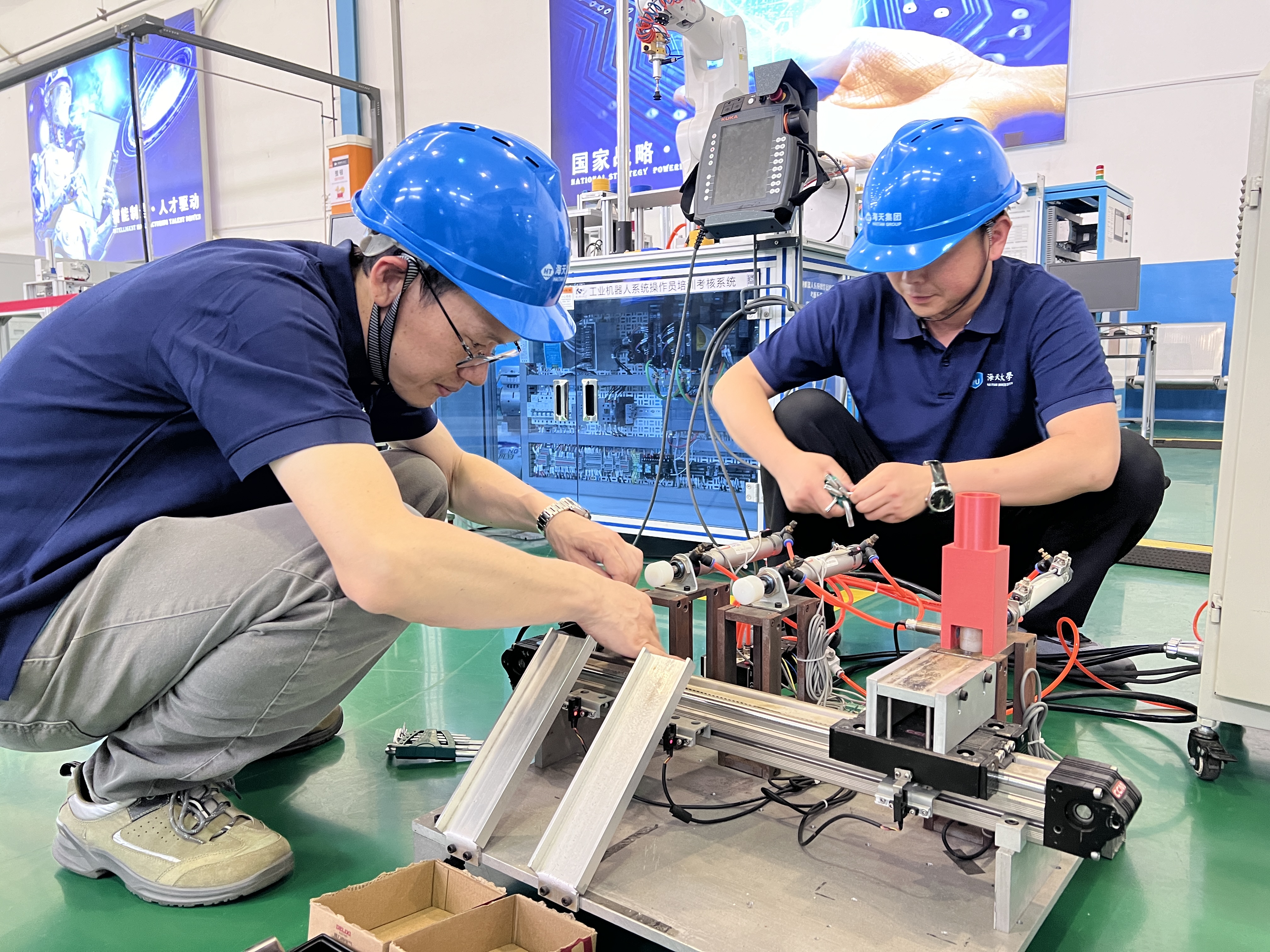 寧波中職教師在海天集團進行實訓裝置調試 寧波市職業與成人教育學院供圖.jpg
