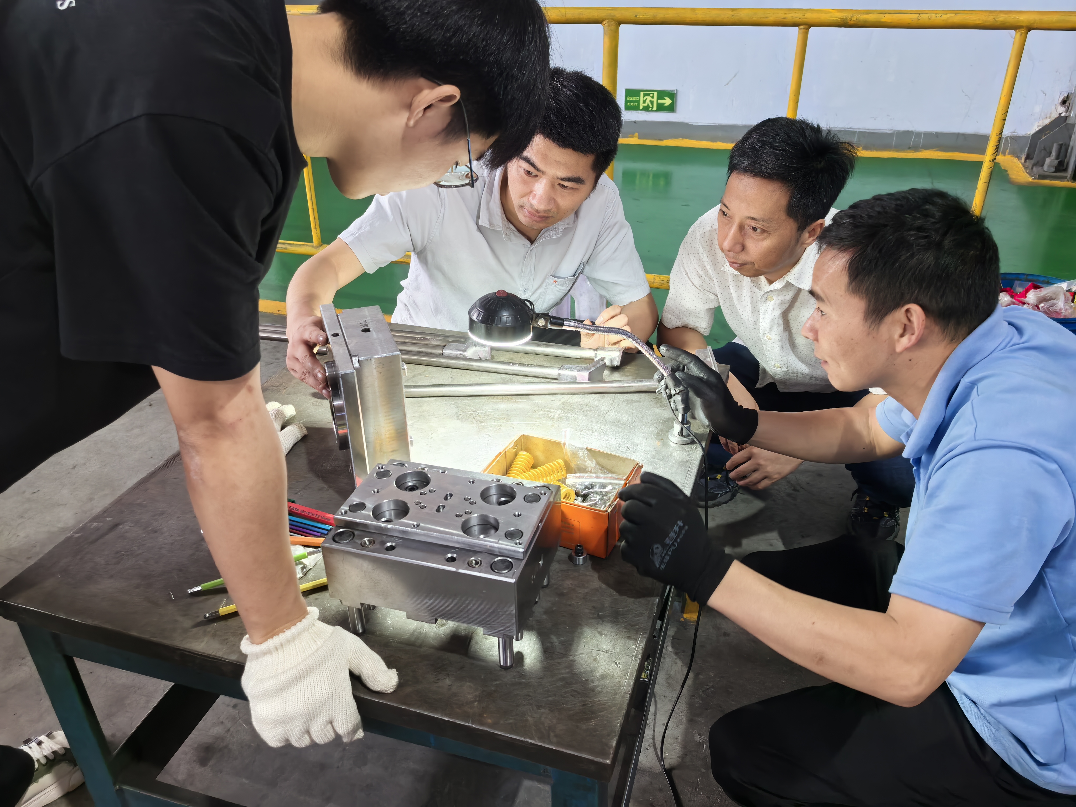 寧波中職教師跟隨企業導師檢查模具加工面 寧波市職業與成人教育學院供圖.jpg