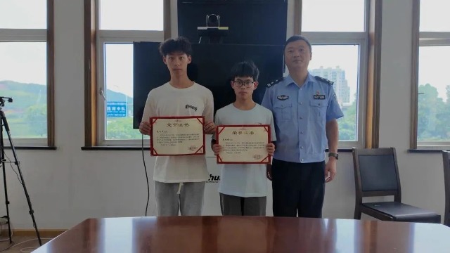 寧波奉化區交警大隊莼湖中隊民警將見義勇為證書送到裘村中學學生手中 奉化區教育局供圖.jpg