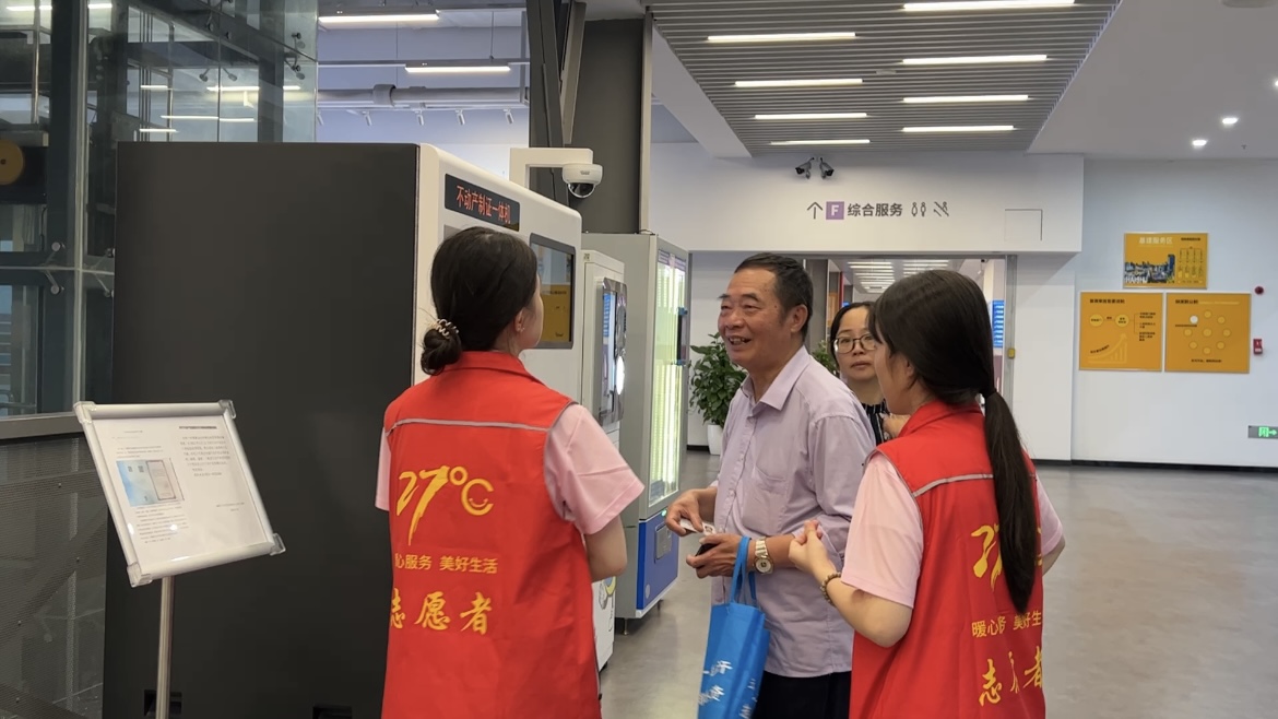 浙江工商職院數“智”甬動2.0小分隊學生正在服務辦事群眾 學校供圖.jpg